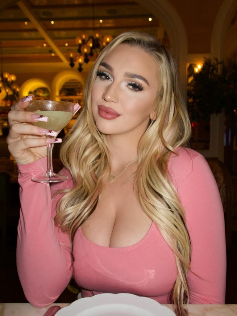 Kendra Sunderland Biography: Age, Career, Net Worth